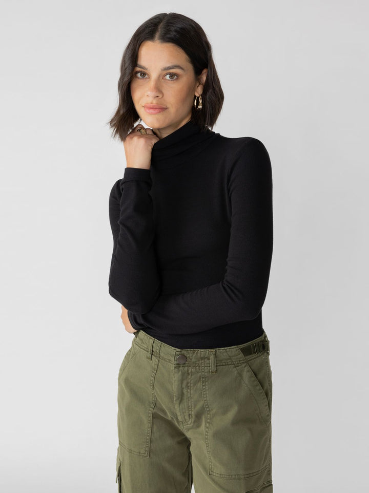 
            
                Load image into Gallery viewer, ESSENTIAL TURTLENECK TOP
            
        