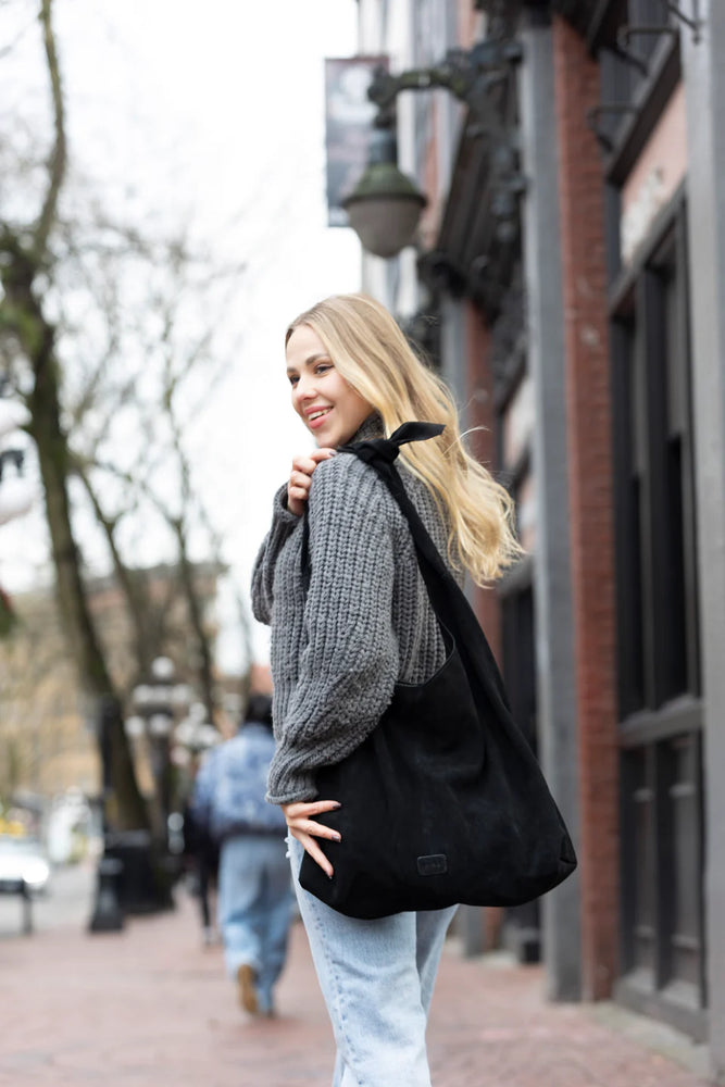 KNOT LEATHER SHOULDER BAG