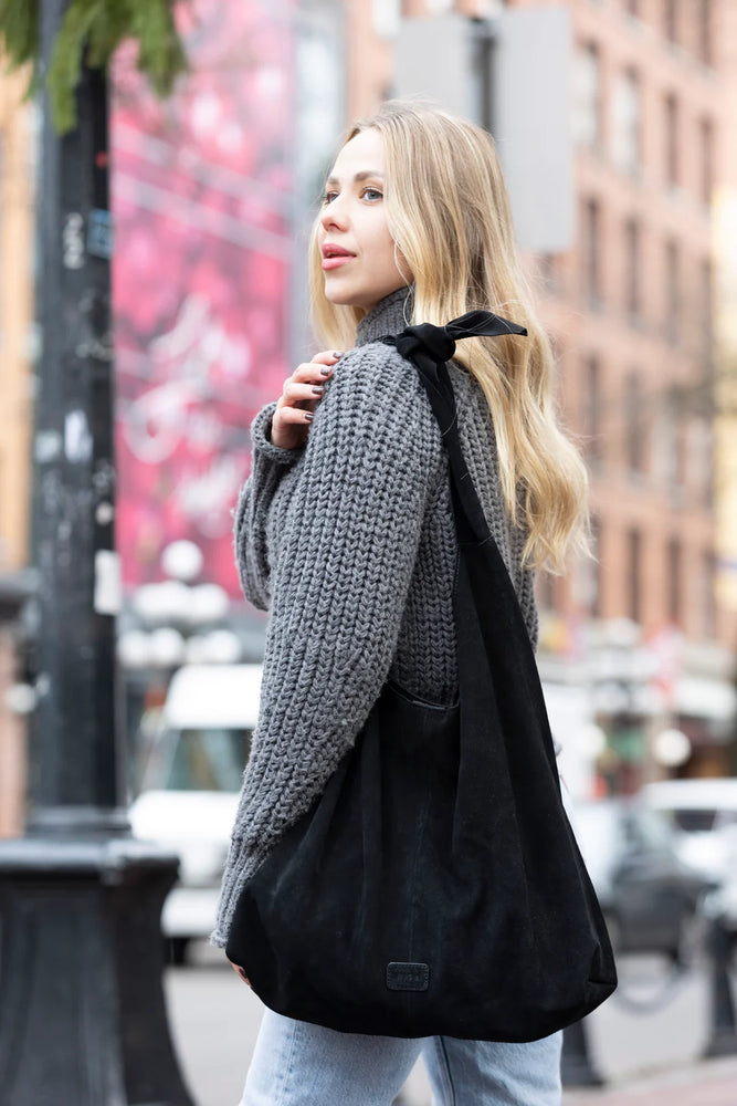 KNOT LEATHER SHOULDER BAG