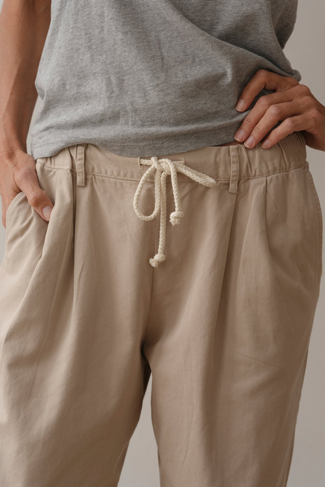 THE DRAWSTRING CHINO POP CHINO - STONE