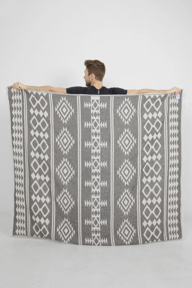 THE BEACH FLEECE THROW